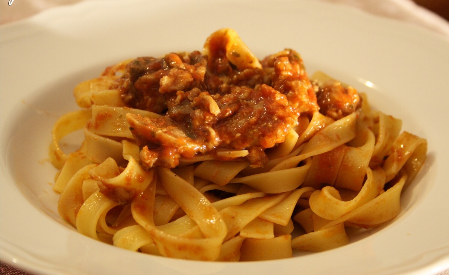 Fettuccine con funghi, salsiccia e pomodori secchi