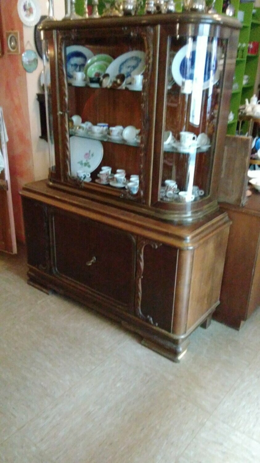 Antiker Buffetschrank mit Glasaufsatz