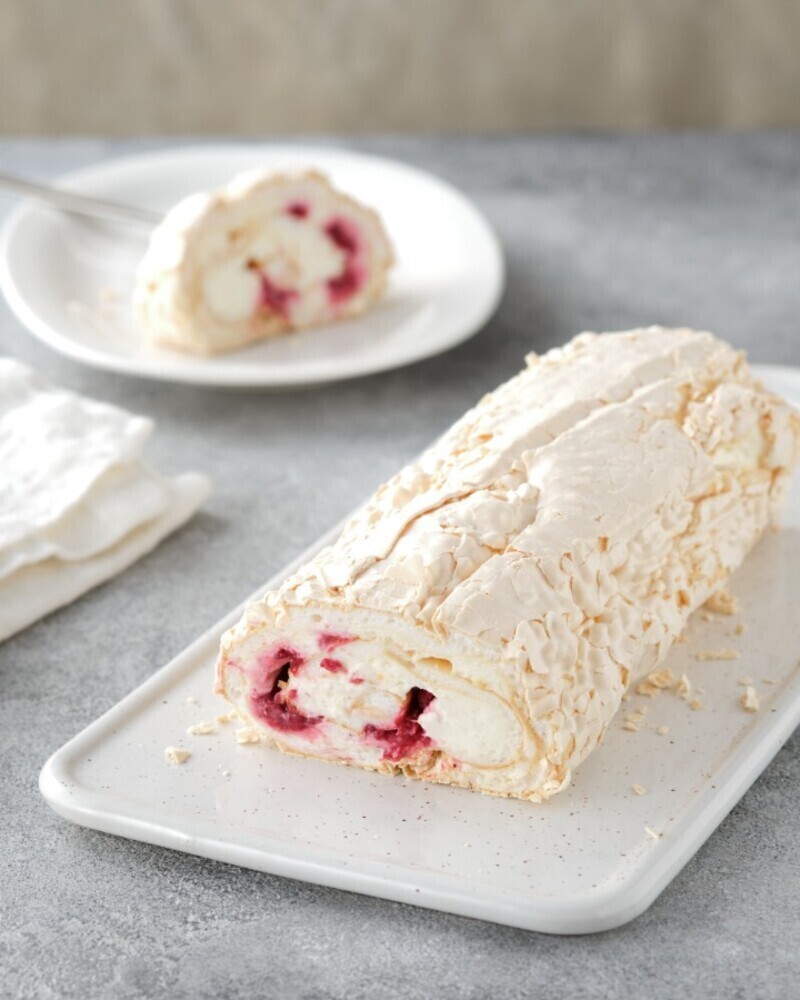 Меренговый рулет наполеон. Меренговый рулет с клубникой. Эстерхази рулет меренговый. Меренговый рулет с клубникой и бананом. Рулет маренго меренговый.