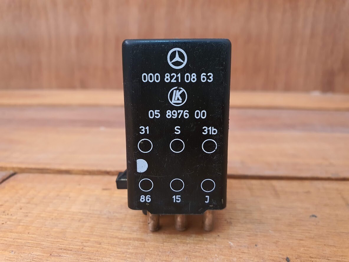 MercedesBenz Intermittent Wiper Relay 0008210863 (W123/W126)