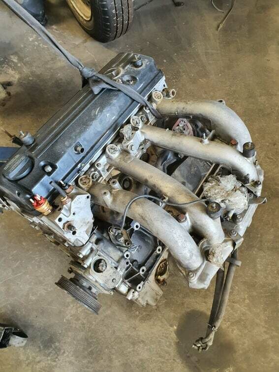 Mercedes-Benz M102 2.0 engine without ancillaries