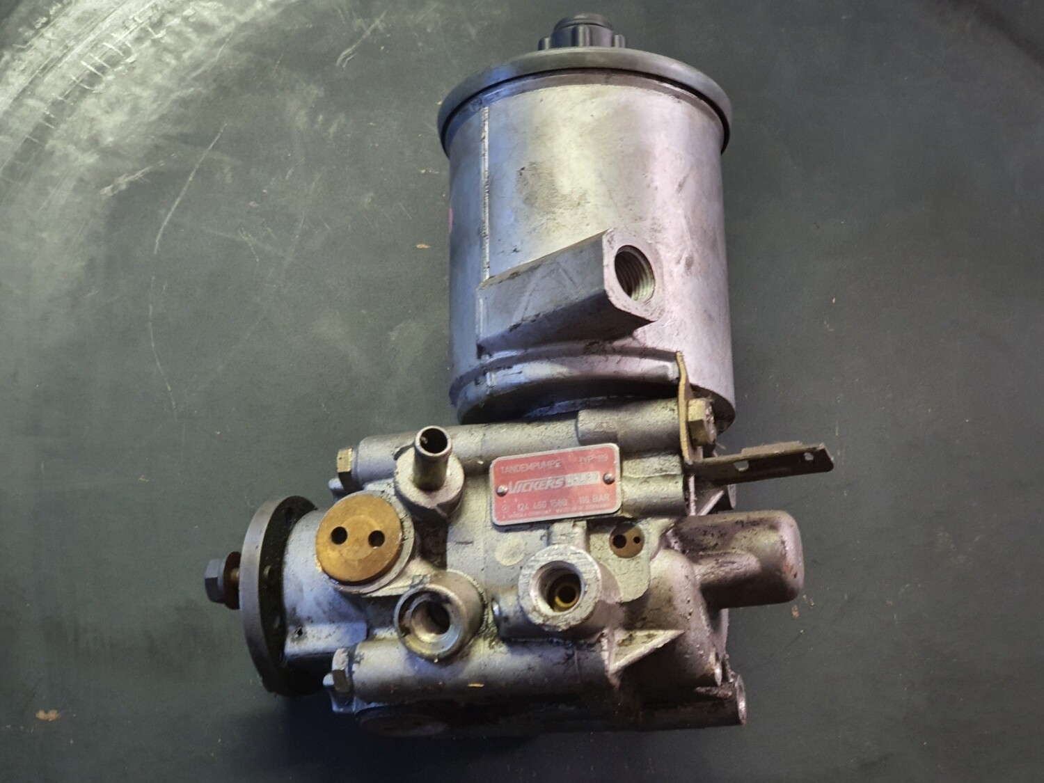 MercedesBenz Power Steering Pump Including Self Levelling Pump (W124