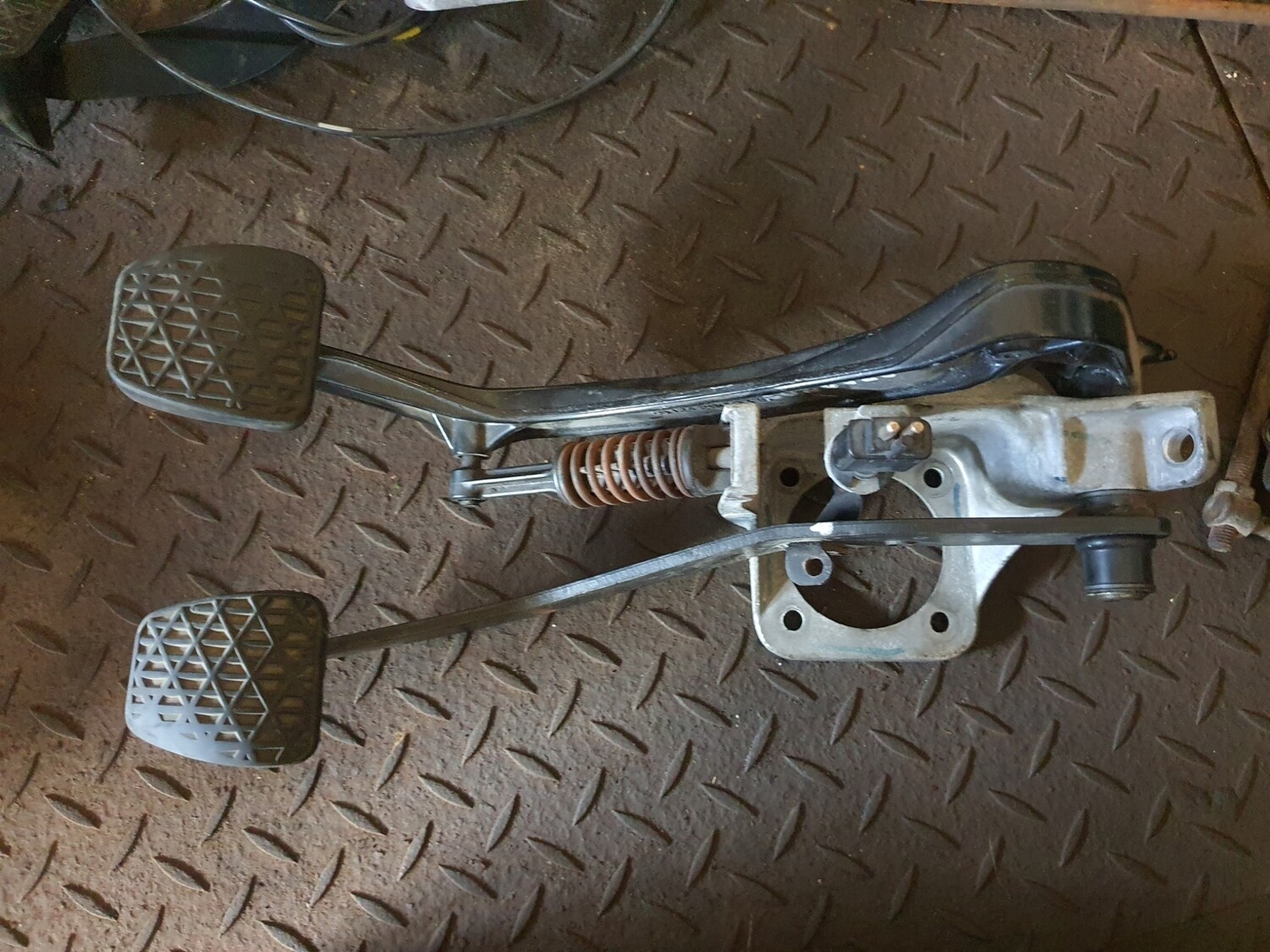 MercedesBenz Clutch And Brake Pedal Assembly (W124/W201/R129) 1292900119