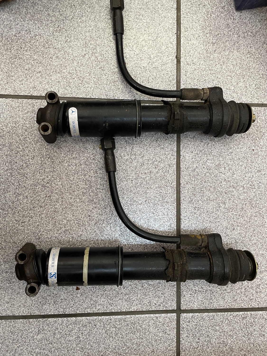 MercedesBenz S124 Selfleveling Rear Shock