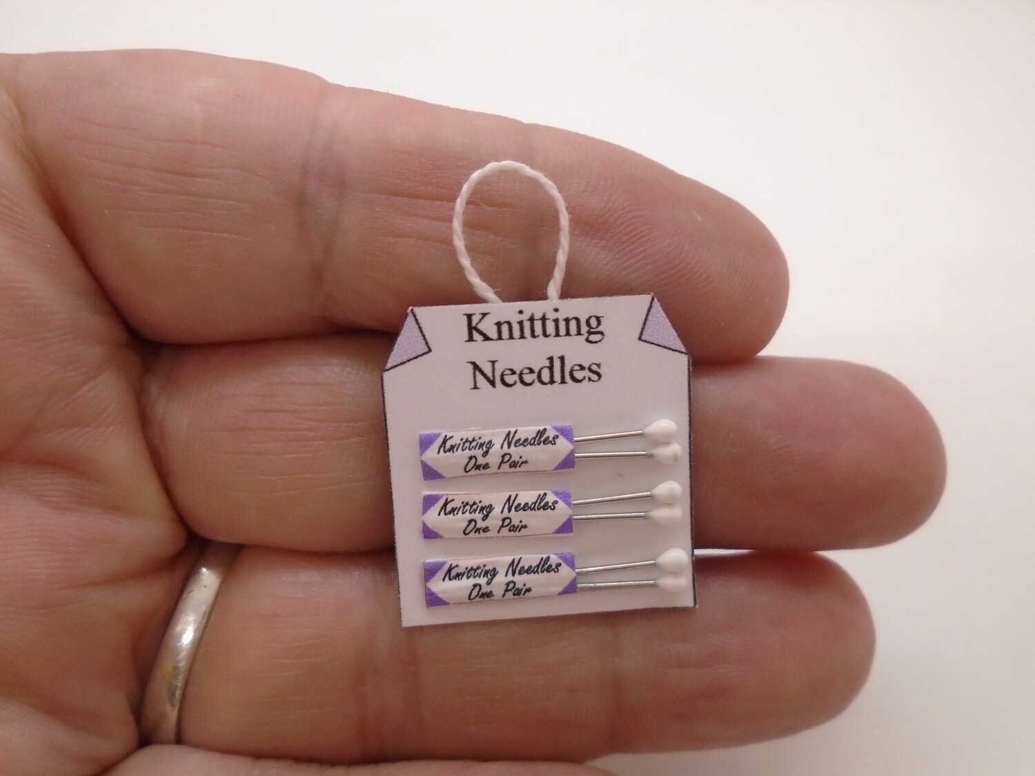 KNITTING NEEDLE DISPLAY CARD