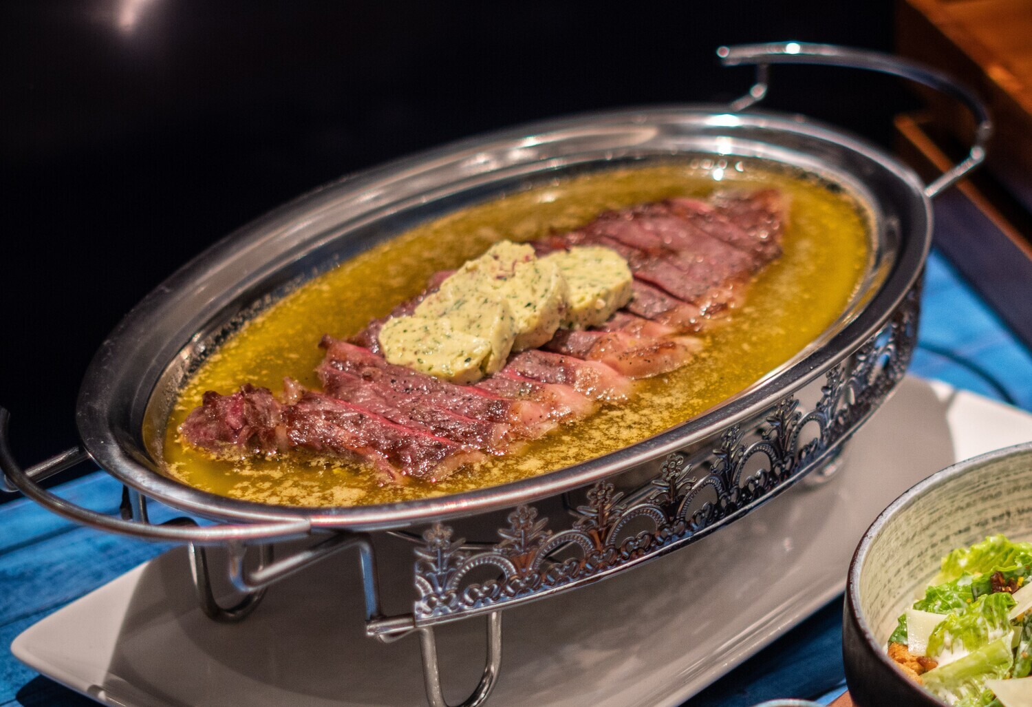 Entrecôte grillée de boeuf avec 4 sauces maison à partager