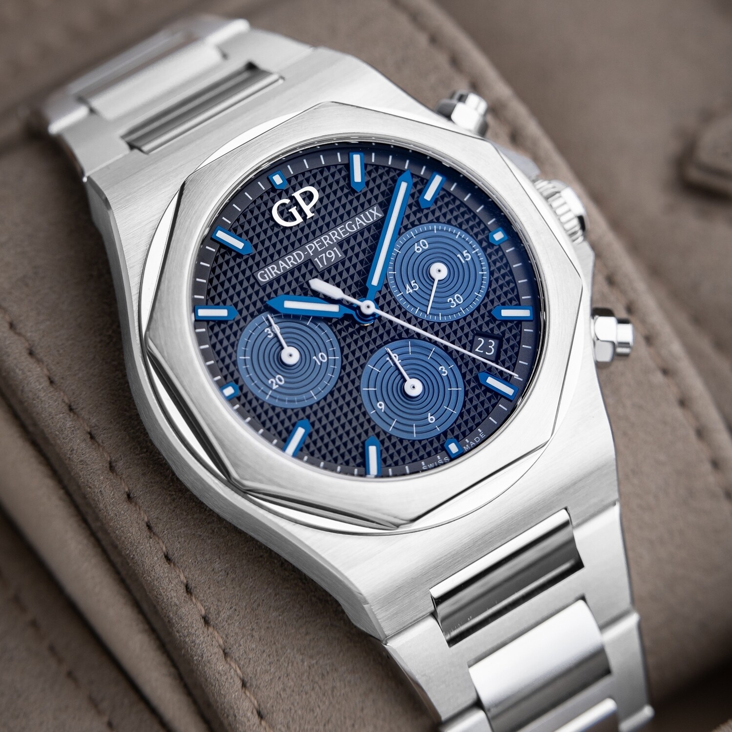 Girard Perregaux Laureato Automatic Chronograph Steel Black Blue 81020