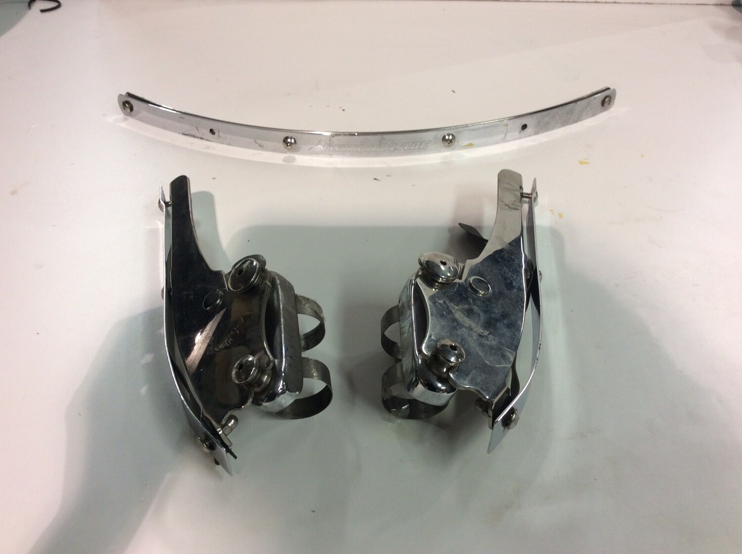 SWITCHBLADE WINDSHIELD TRIM MOUNTING KIT 39MM