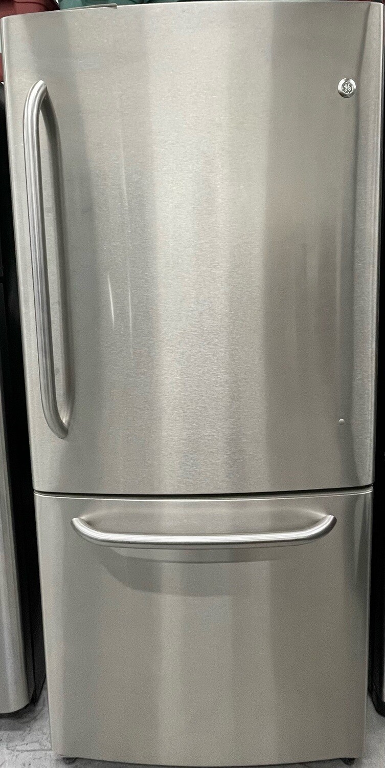 GE STAINLESS STEEL REFRIGERATOR RH045667