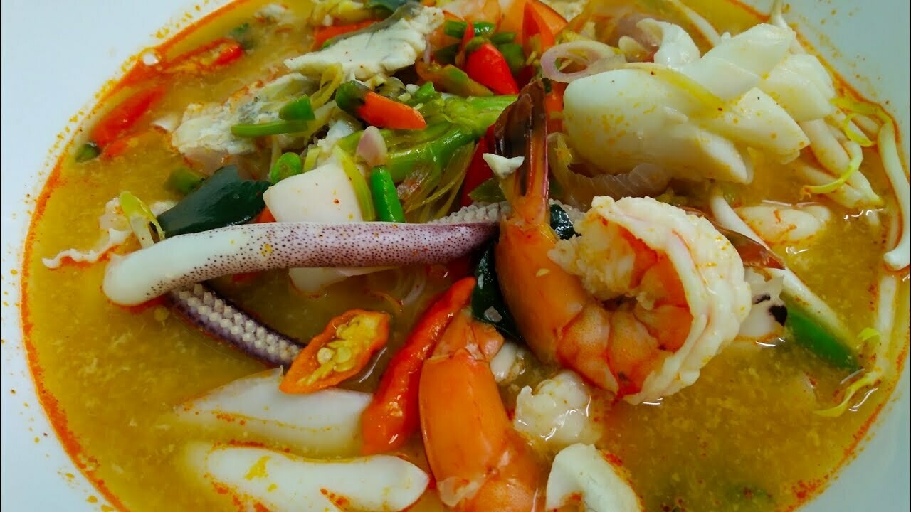 SEAFOOD TOM YUM NOODLE SOUP