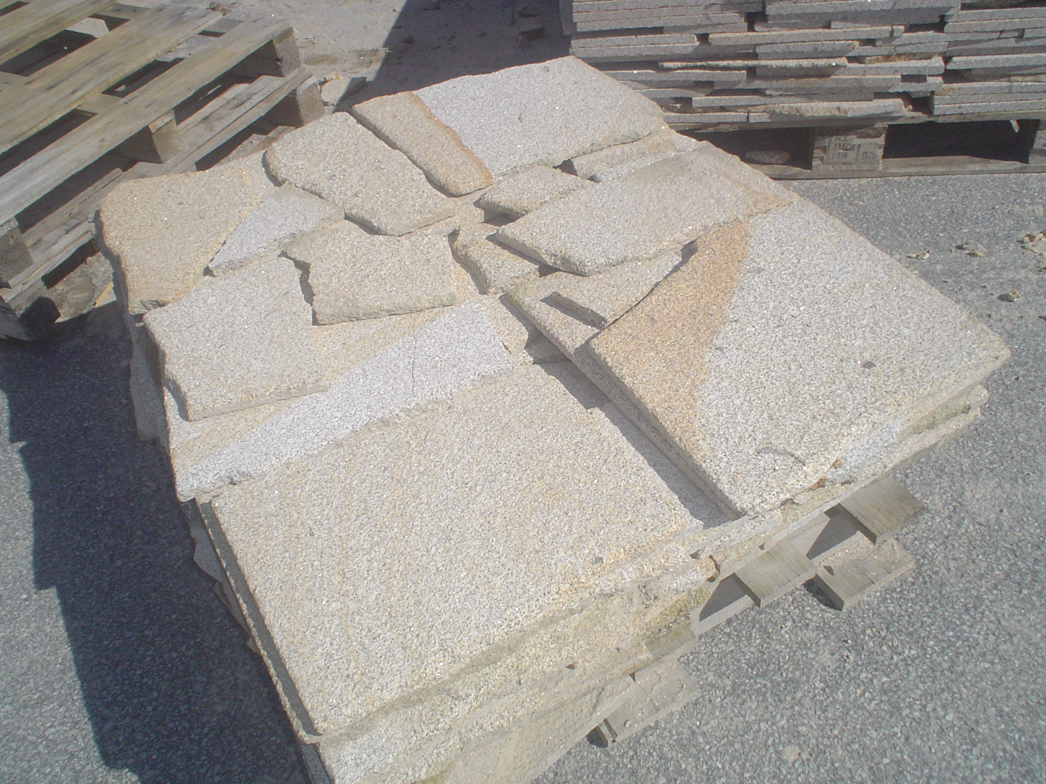 Revêtement en opus de granit jaune Lima environ 2cm