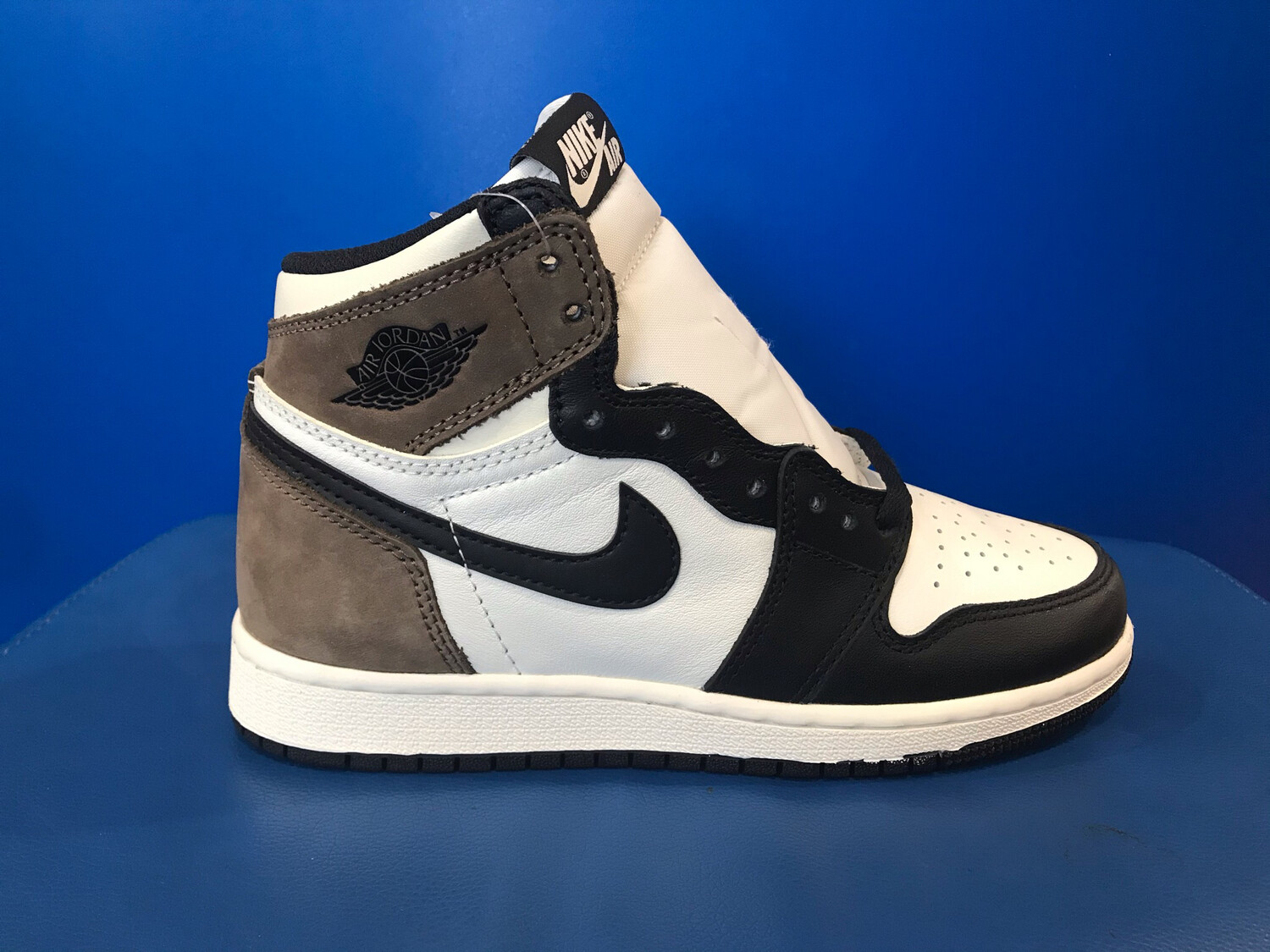 Nike Air Jordan 1 Retro High Dark Mocha Sneakers 575441-105 YOUTH US5.5 WITH BOX (New) (EC1305)