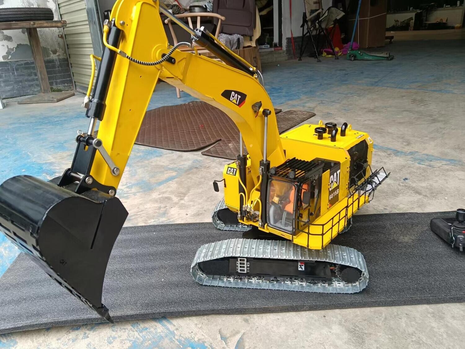 1/14 CAT 6015B Hydraulic Tracked Excavator RTR