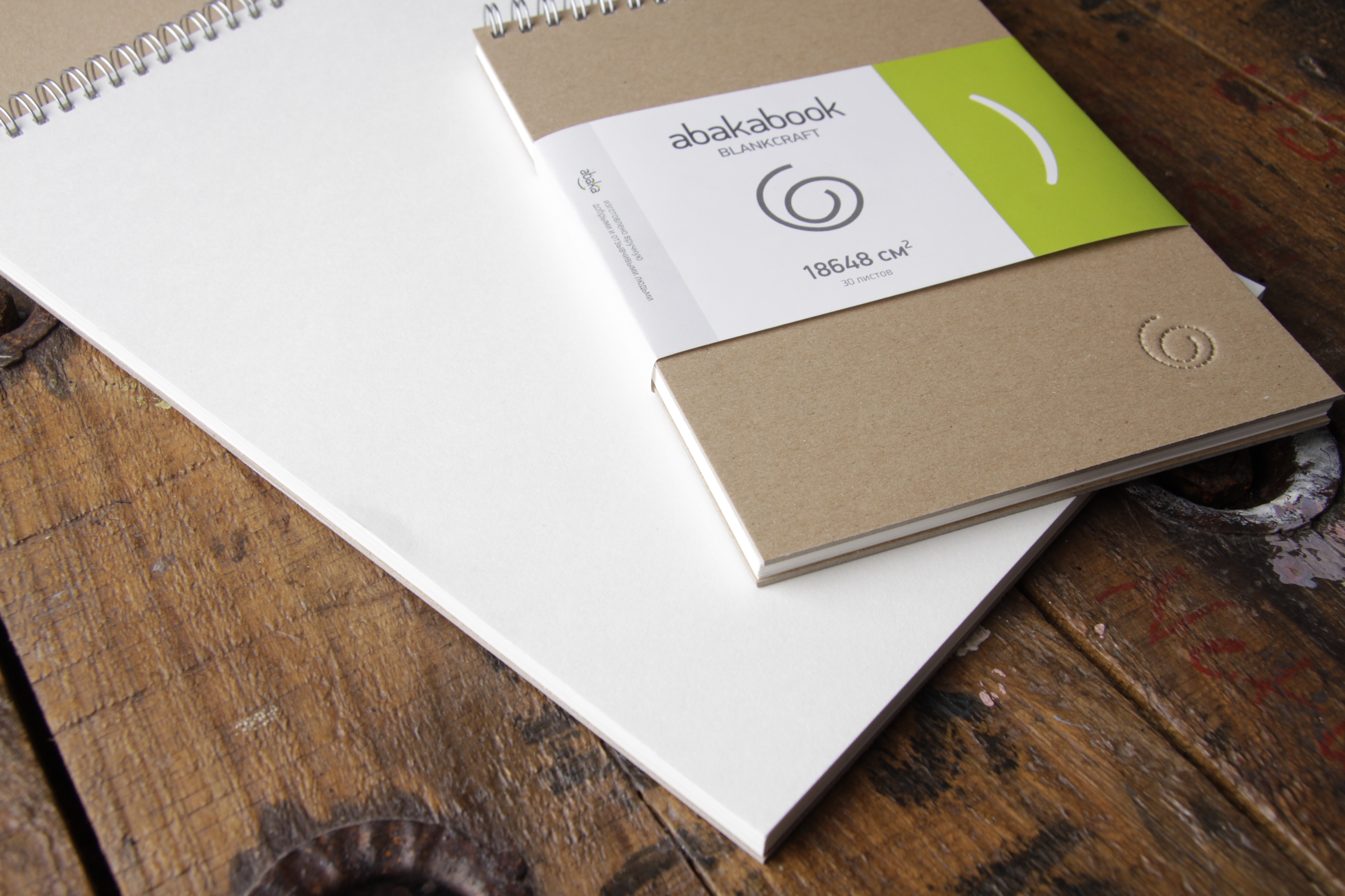 мягкий блокнот. чистый блокнот. лист бумаги и ручка. открытый блокнот. лист блокнота с ручкой.