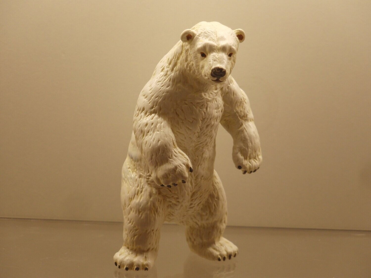 Ours Polaire Debout Dans Un Glacier D'eau Claire Voyant La Mer Bleue