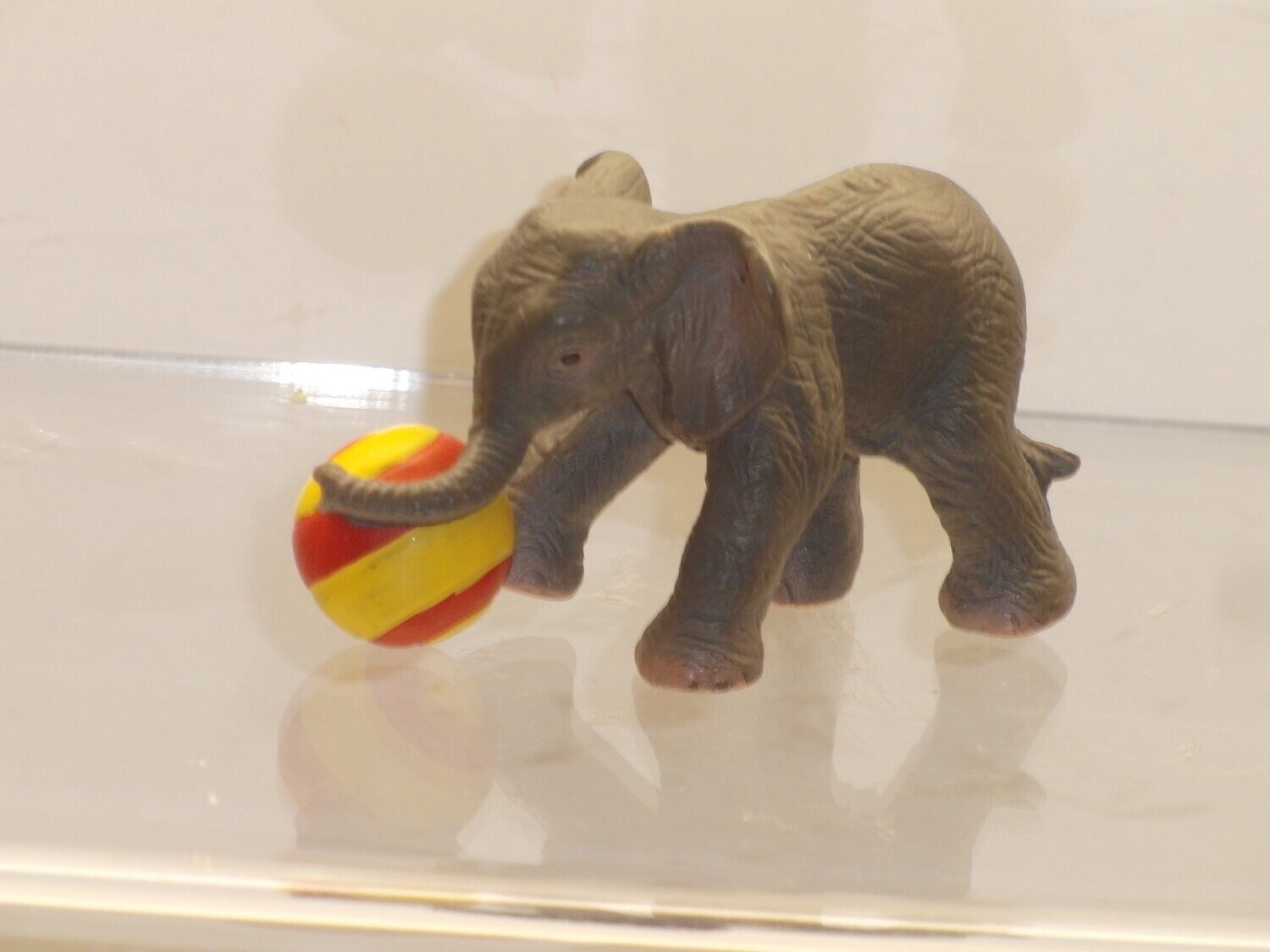 Schleich 14457 Junger Elefant mit Ball