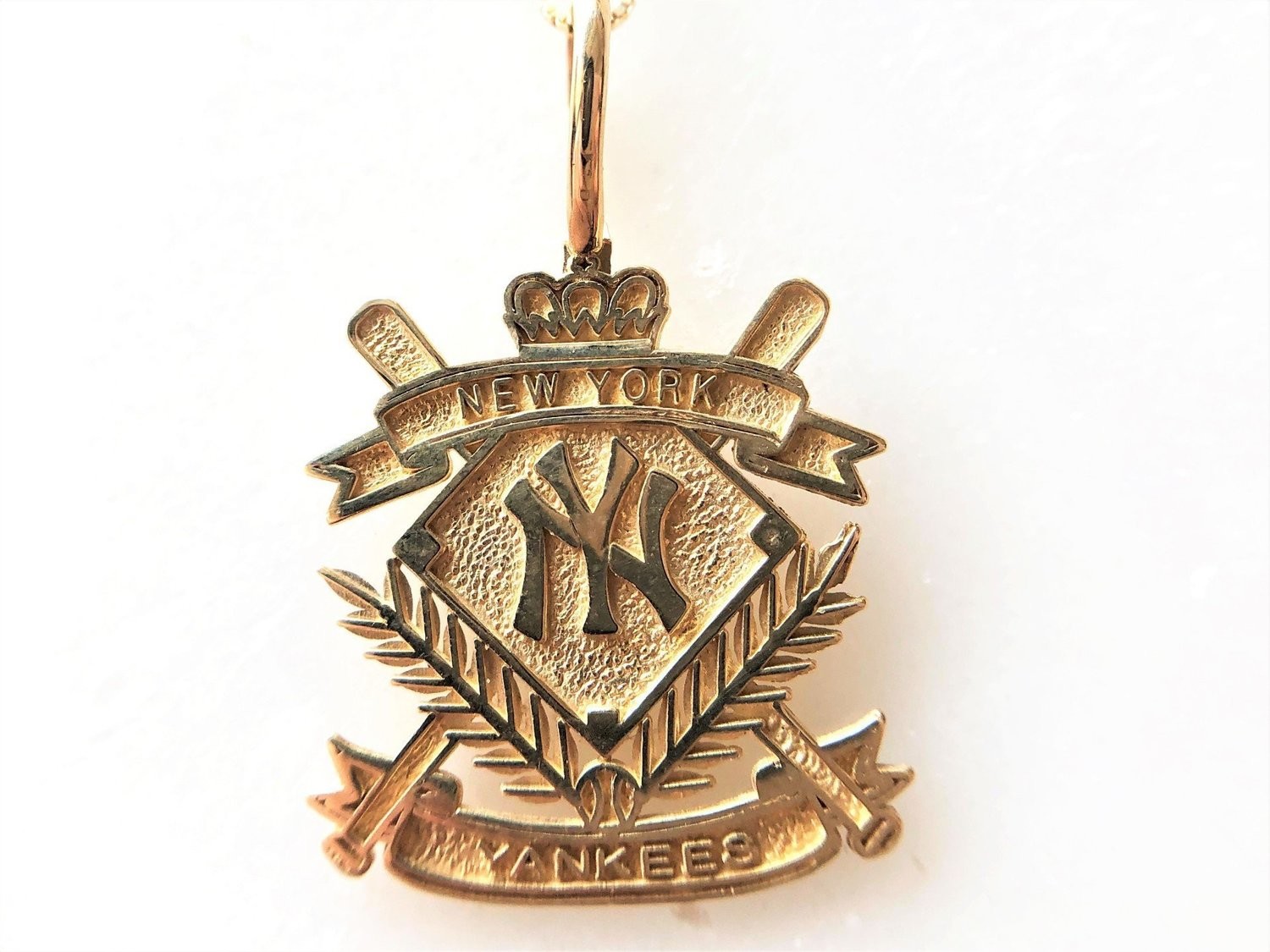 CA399 14k Yellow Gold NY Yankees charm (chain not included)