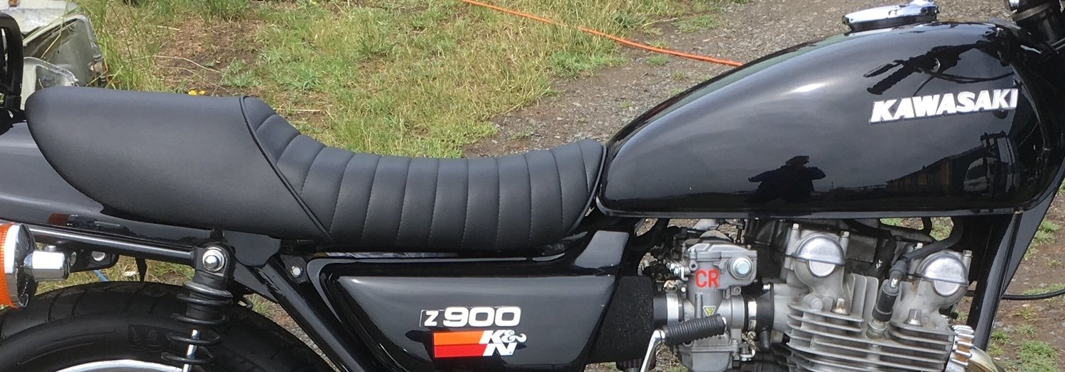 GIULIARI Style Repro Black Dual Seat With Catch - Fits Lambretta Li, TV, SX, GP, S1-S3 Models, White Logo