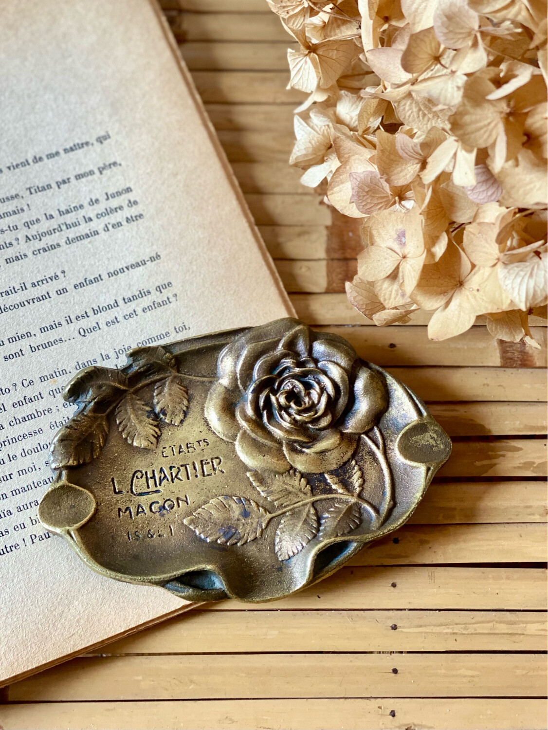 ANCIEN CENDRIER, VIDE Poche, Bronze signé E. Famin, Décor avec un Brin