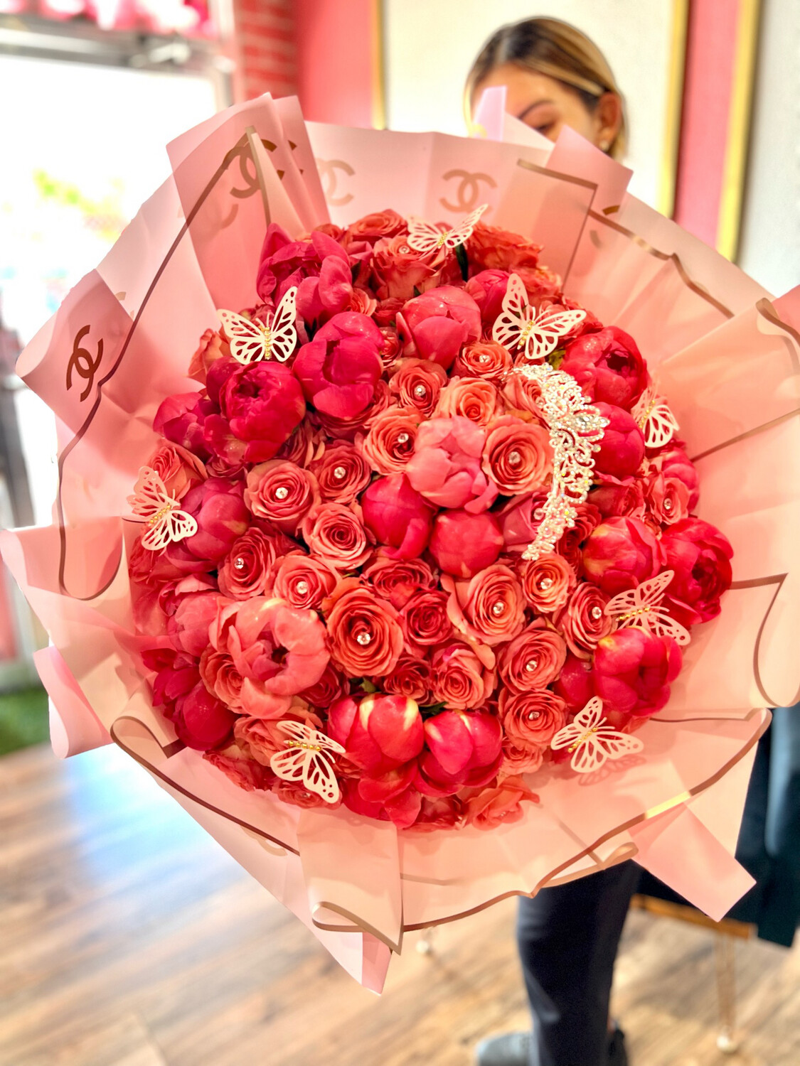 100 Luxury roses Store Shantalls Flower & Gifts