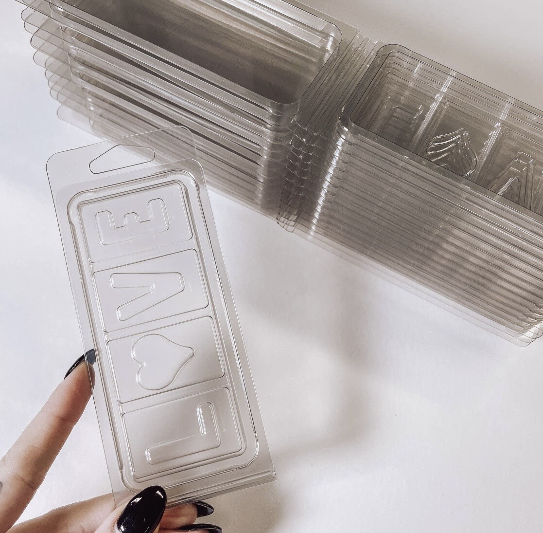 Clamshell snap bar Love