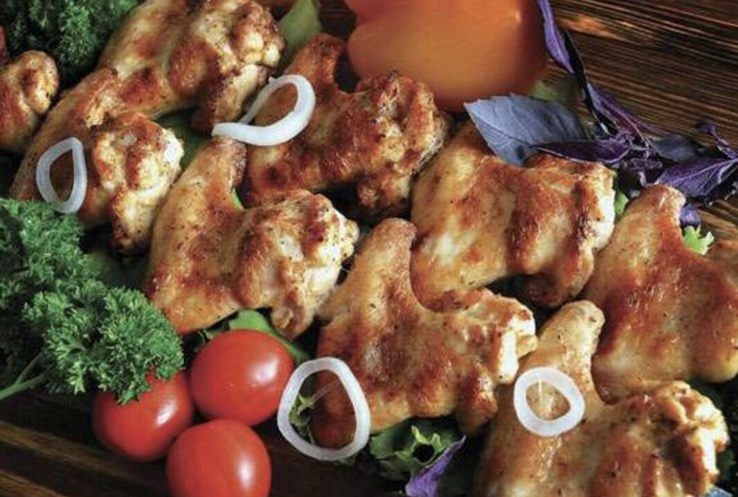 куриные крылышки шашлык. куриные крылышки шашлык маринад. куриные крылья шашлык. шашлыки и крылышки на мангале. крылья барбекю на мангале.