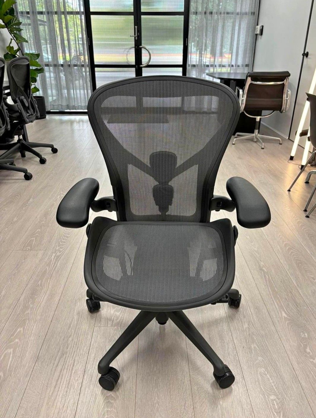 Herman Miller Remastered Aeron Size C in Graphite