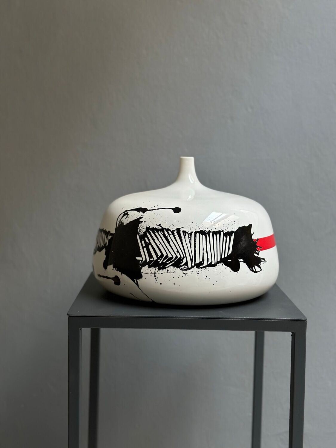 Vaso Decorativo/scultura In Ceramica Bianco E Argento, Altezza 30 Cm. Design Moderno Ed Esclusivo, Perfetto Per Fiori Freschi O Secchi. Ideale Come Regalo Per La Casa.