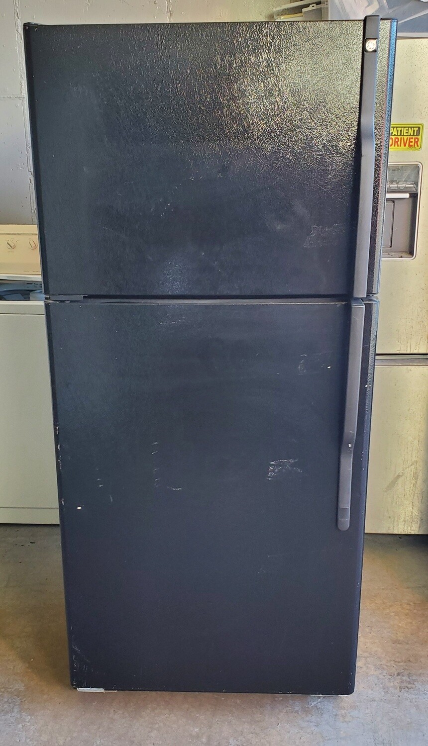 GE Top Freezer Refrigerator 18cu.ft. in Black with Ice Maker