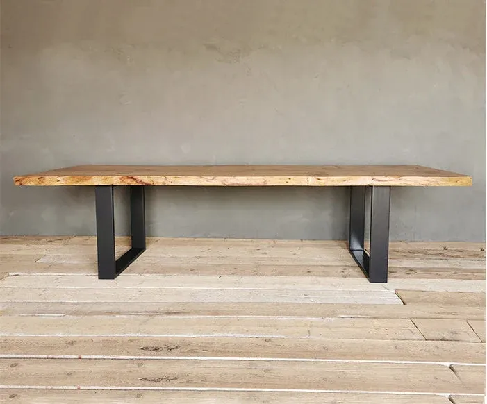 Handgefertigter Tisch aus Zedernholz