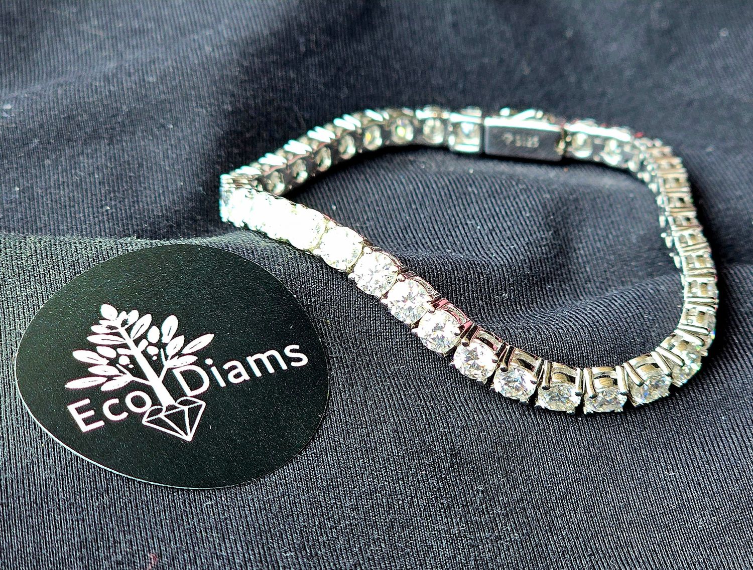 Bracelet tennis serti de pierres précieuse moissanites