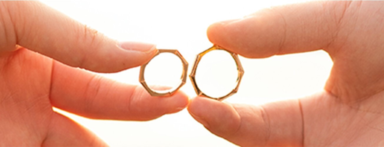 Timeless wedding bands: symbol of eternal love.
