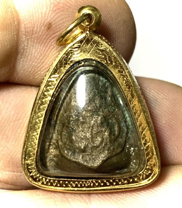 Yant TU SA MA NI on Rear face Pra Pid Ta LP Bun in Gold Casing