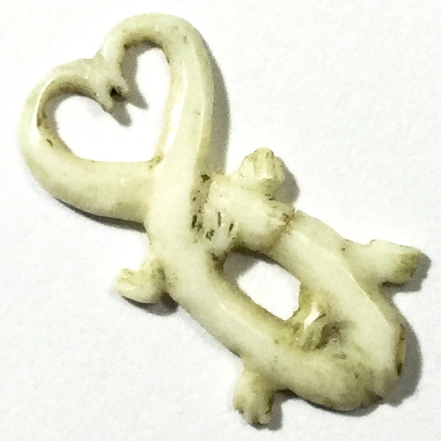 Jing Jok Bee Maha Sanaeh Luang Phu Nai Wat Ban Jaeng Ivory Gecko Charm Ancient Amulet