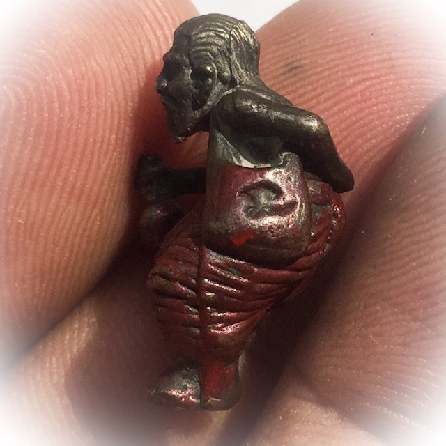 This edition is marked with the authenticity code stamp Khmer (Khom) Agkhara letter Na on the Yaam shoulder bag of the Hun Payont Ta Ba Khaw Choo Chok