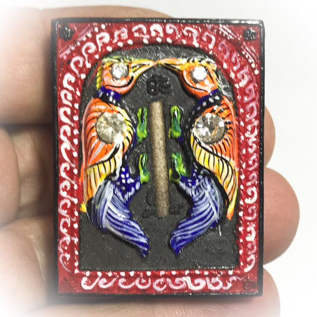 the amulet features the Taep Sariga Koo twin Celestial Magpies of the Himapant Forest. 