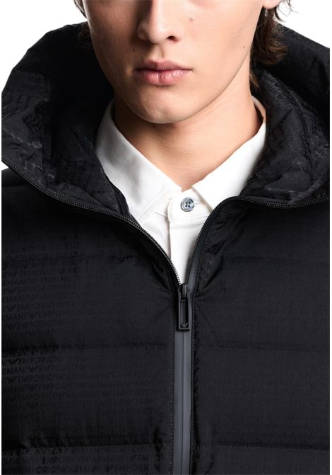 Piumino con cappuccio in nylon trapuntato logo lettering jacquard EMPORIO ARMANI | Giubbotti | EM003043 AF15384UC001