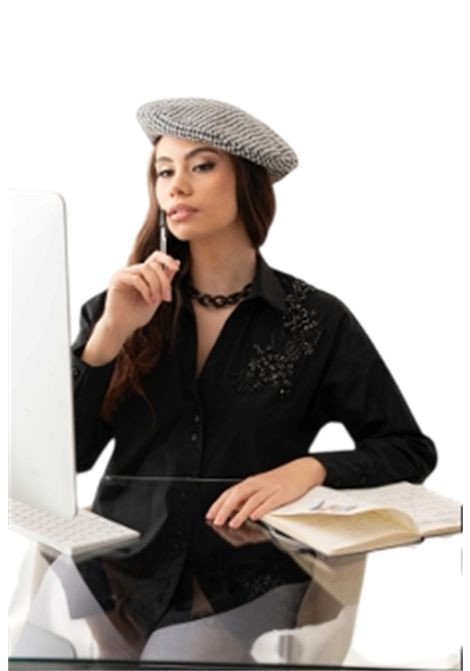 SHIRT WITH APPLICATION ON THE SHOULDER OLTRETEMPO | shirts | OT5976/03005