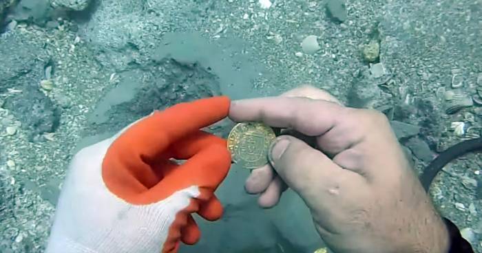 The Moment Diver Finds $1 Million In Spanish Gold