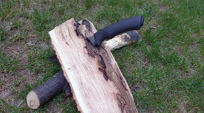 mora-knife-in-log
