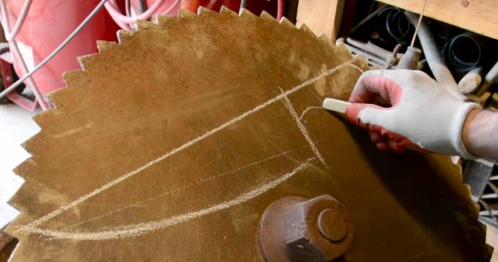 Artisan Makes A ‘Big Ass Knife’