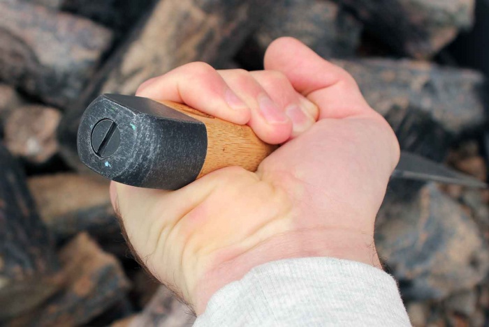 pommel base on knife for hammering
