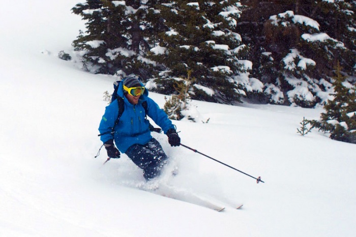 how to avoid knee injuries skiing