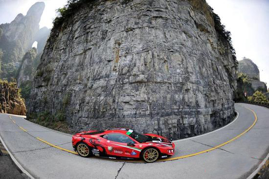 Land Rover Beats Ferrari Tianmen Road