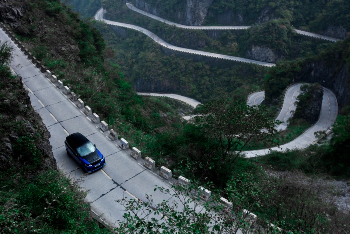 Land Rover SVR Beats Ferrari Tianmen Road