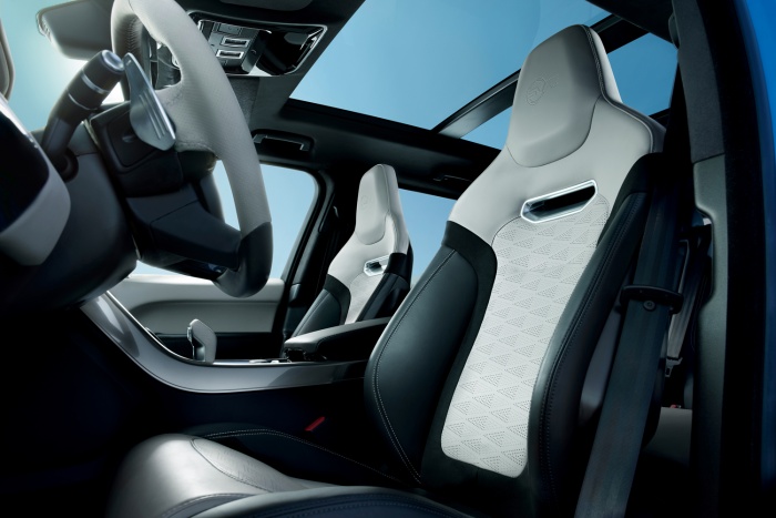 Land Rover SVR Beats Ferrari Tianmen Road