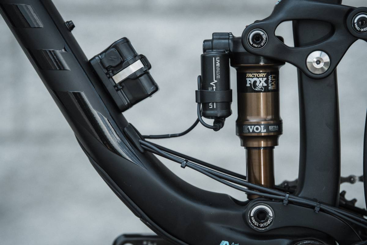 Fox Live Valve The Electric Future of MTB Suspension Lockouts GearJunkie