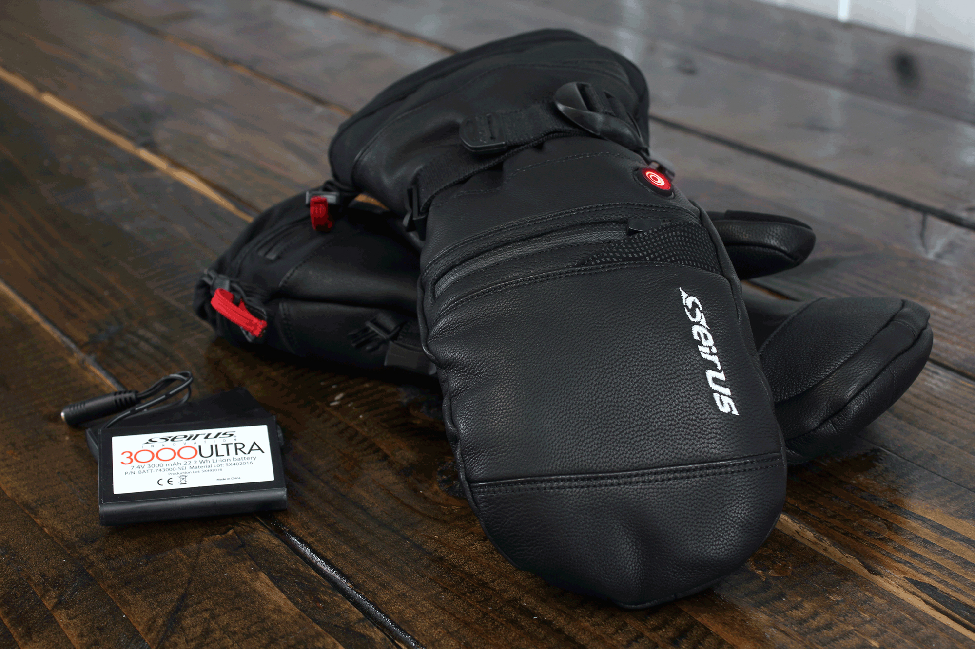 1084-HeatTouch-Hellfire-Mitt_BLACK_glamor