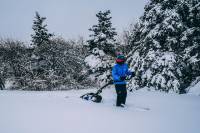 Goodbye Snowmobiles, Hello Skizee? Meet the Miniature Motor for Skiers Skizee ski invention ski zee