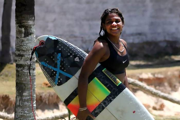 Luzimara Souza surfer